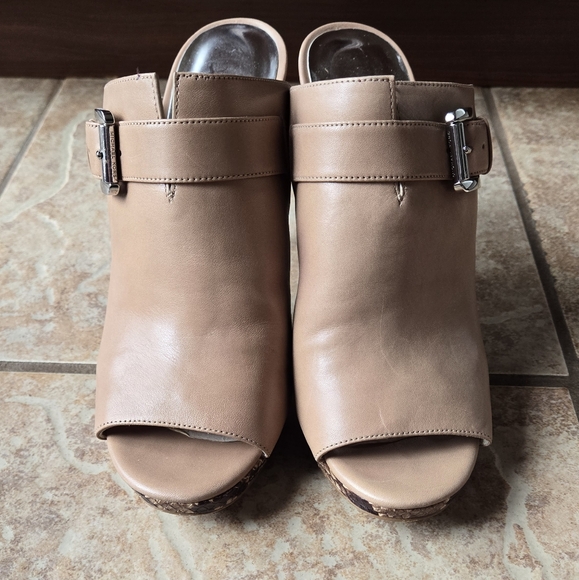 🔥🔥🔥SALE🔥🔥🔥Michael Kors Tan & Snakeskin Mules - Picture 3 of 5